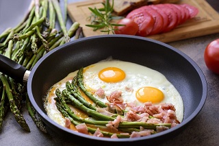 Zapiekany omlet ze szparagami