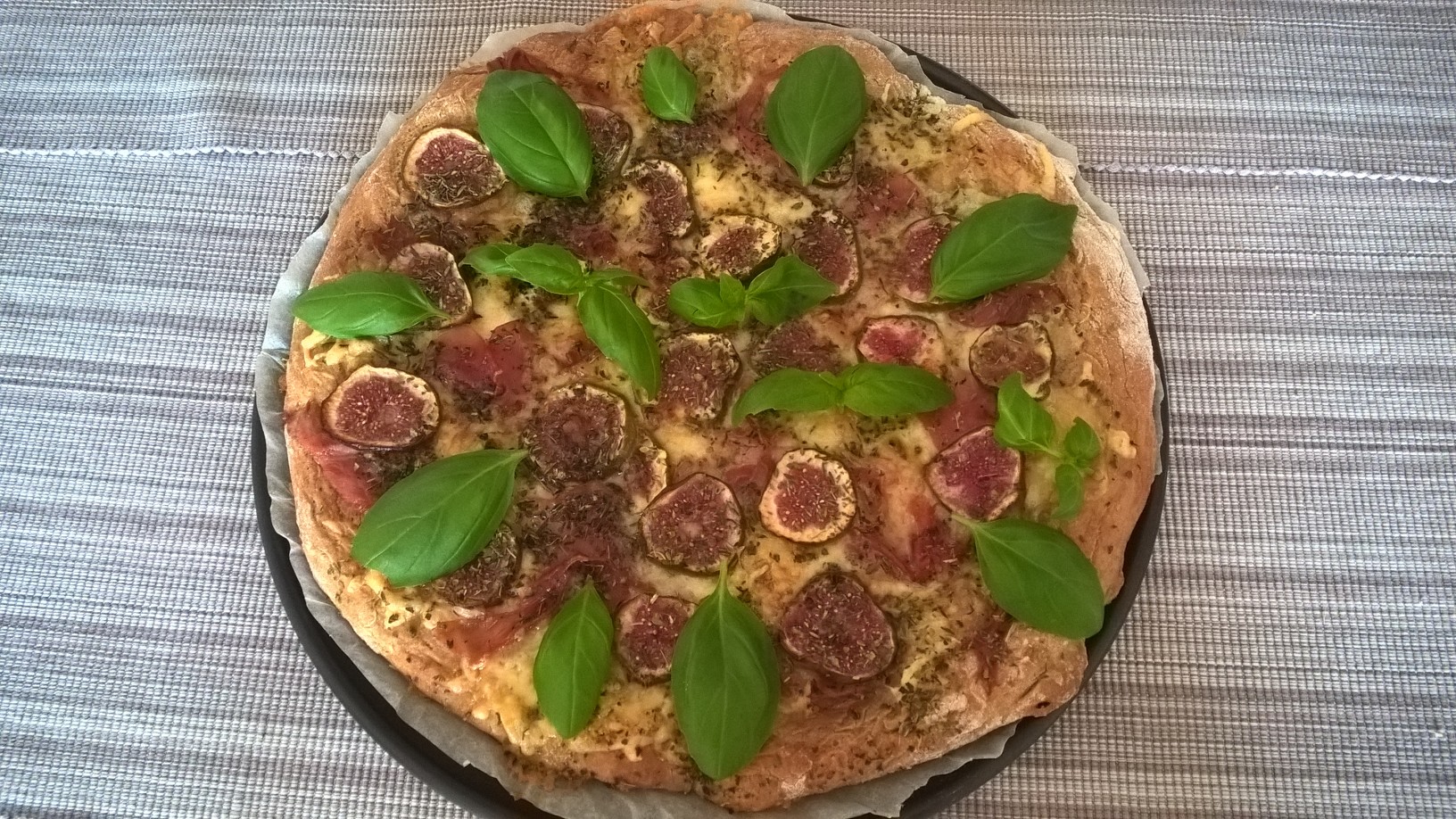Przepis na pizzę razową ze świeżymi figami, serem gorgonzola i szynką szwarcwaldzką